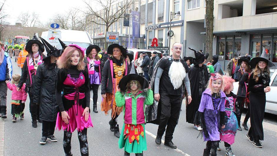 Jung und etwas älter waren mit...