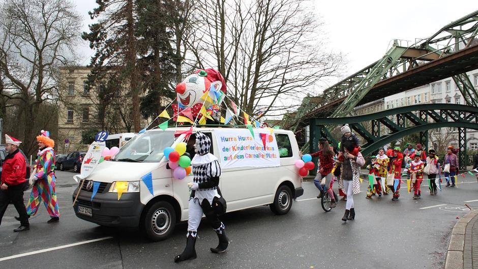 Eine Fußgruppe auf dem Weg - hier noch zu...