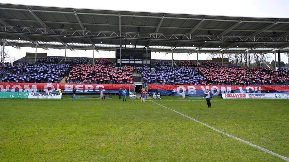 Die Tribüne in Rot und...