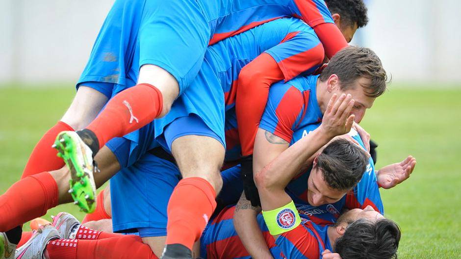 Verdienter Lohn: Eine Spielertraube über Kapitän Gaetano...