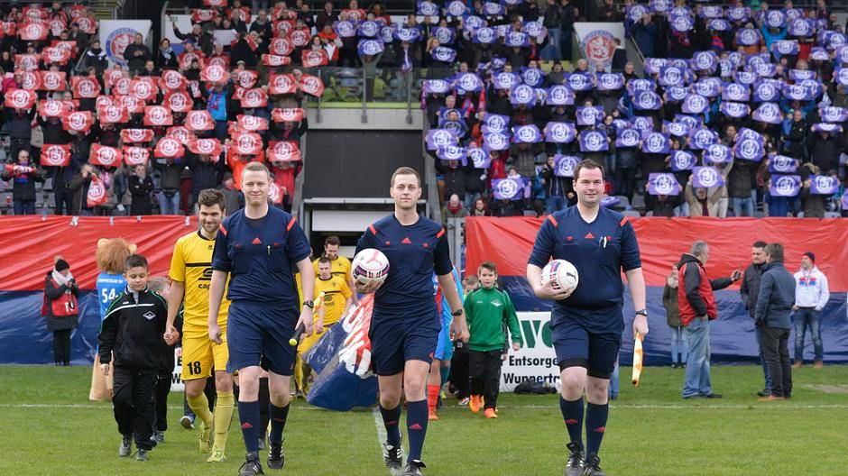 An der Kulisse hatte auch das Schiri-Gespann seine...