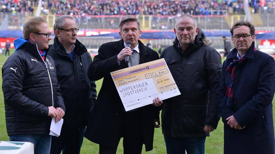 Und einen Scheck gab's auch...