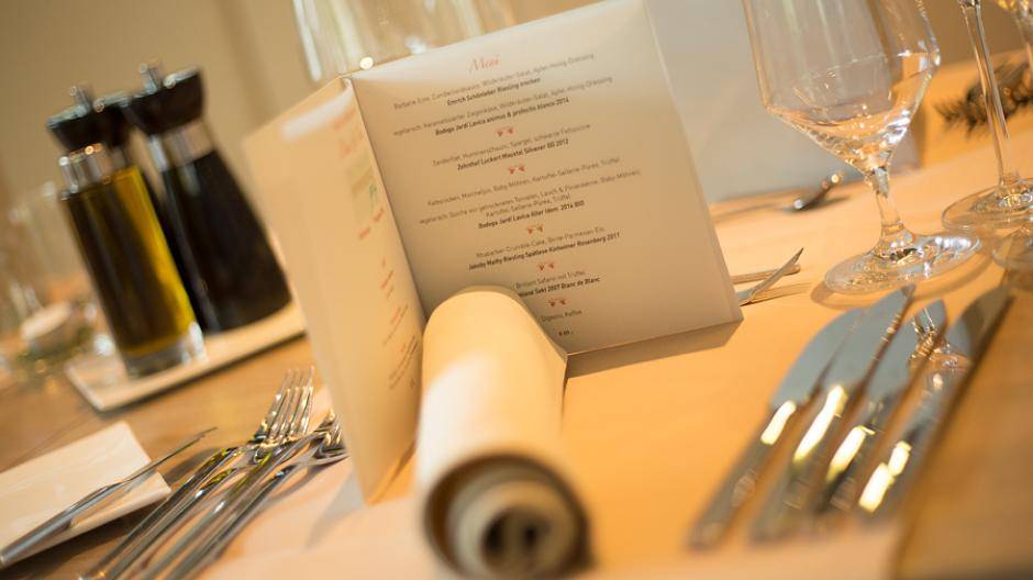 Festlich gedeckter Tisch zum Dine &amp;...