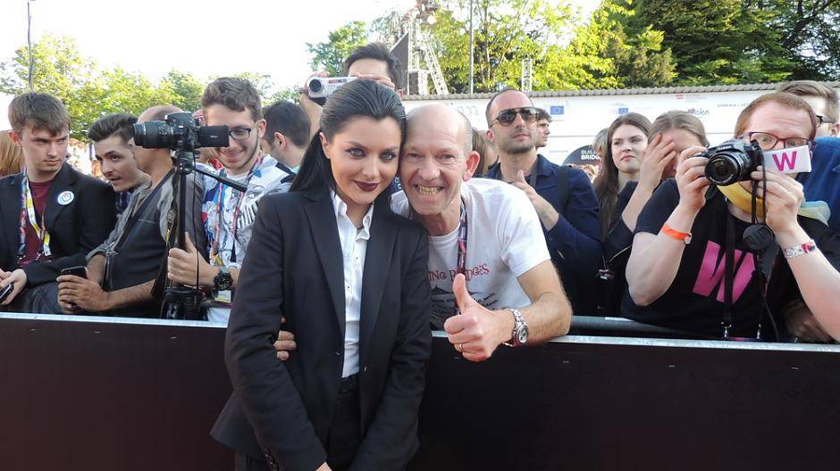 Und hier zwei "Krieger" - die eine mit dem Mikrofon und ich mit der Kamera! Der Song aus...