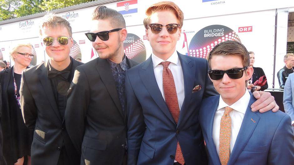 Das sind die Jungs der Band "Anti Social Media" aus...