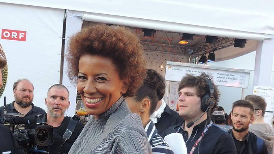 Ja, Servus, die kenn' ich doch! Das ist doch Arabella Kiesbauer. Wir kennen sie in...