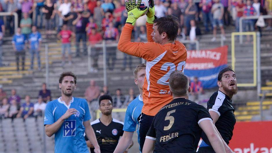 Düsseldorfs Keeper hatte nach der Pause viel zu...