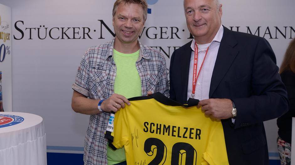 Für 509 Euro ging das Trikot mit den Unterschriften der BVB-Stars weg....