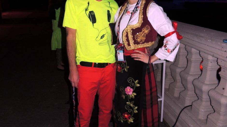 Und ich sehe wieder eine Tracht und zwar die serbische Landestracht. Getragen von der...