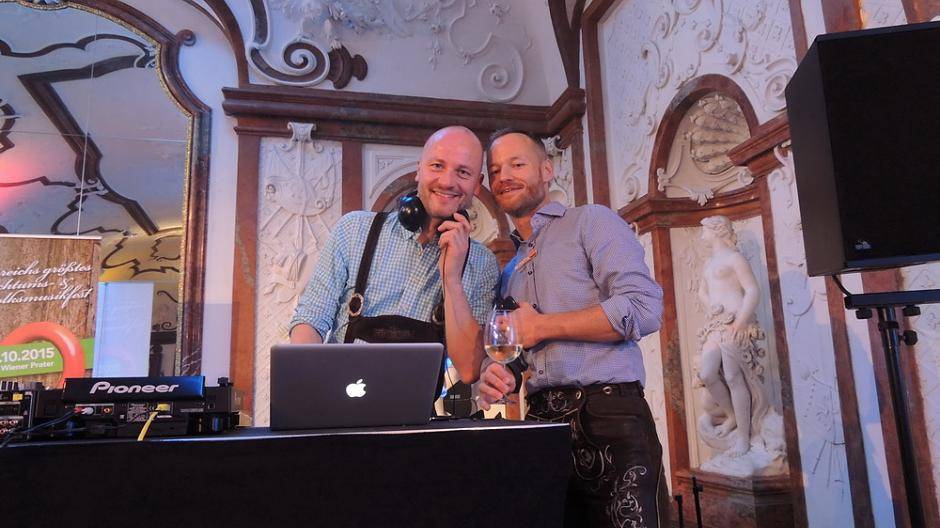 "Atemlos durch die Nacht", das war direkt das erste Lied, was ich hörte. Und danach kam...