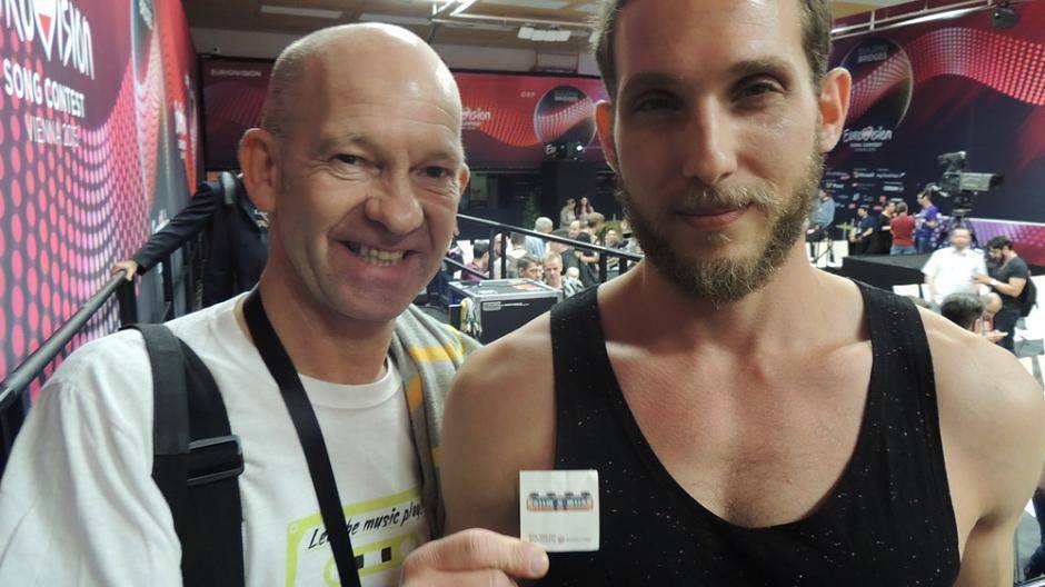 Doch auch die Presse darf nicht vergessen werden. Hier übergebe ich ein Tattoo an den...