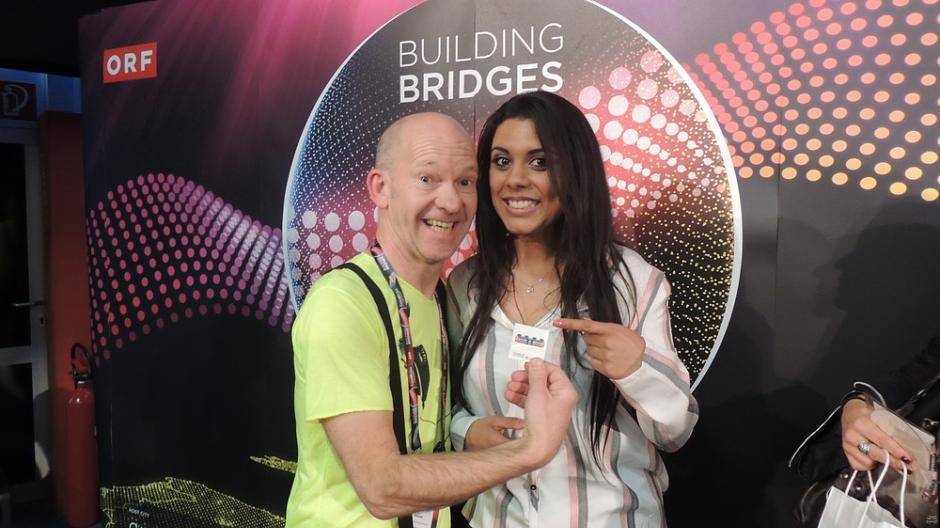 "Time to Shine" ist der Song der Schweizer und wird von Mélanie René gesungen. Mit...