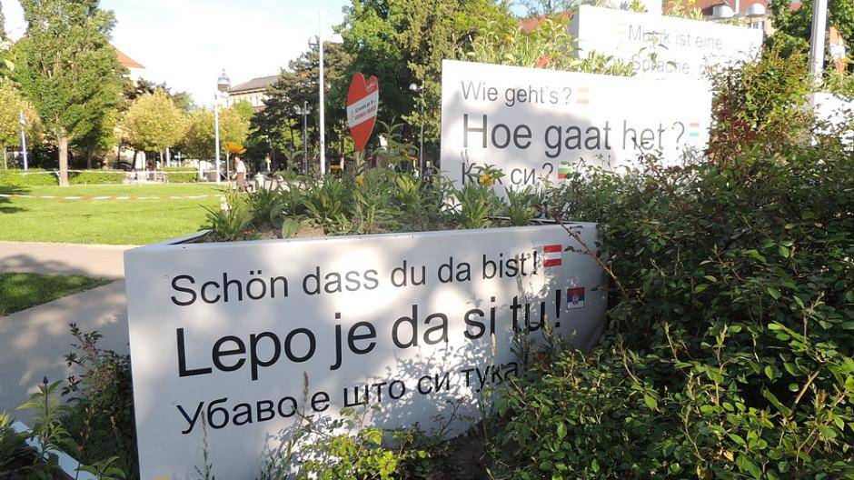 Und ich geh' da durch den Park hin zur Stadthalle und sehe, wie schön europäisch die...