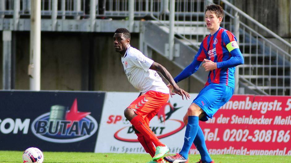 WSV-Innenverteidiger Peter Schmetz (re.) hatte Mo Idrissou im...