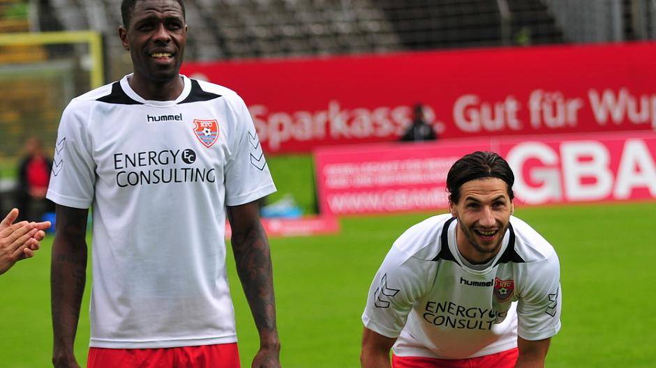 Mo Idrissou (li.) und Silvio Pagano hatten nur vor dem Anpfiff gute...