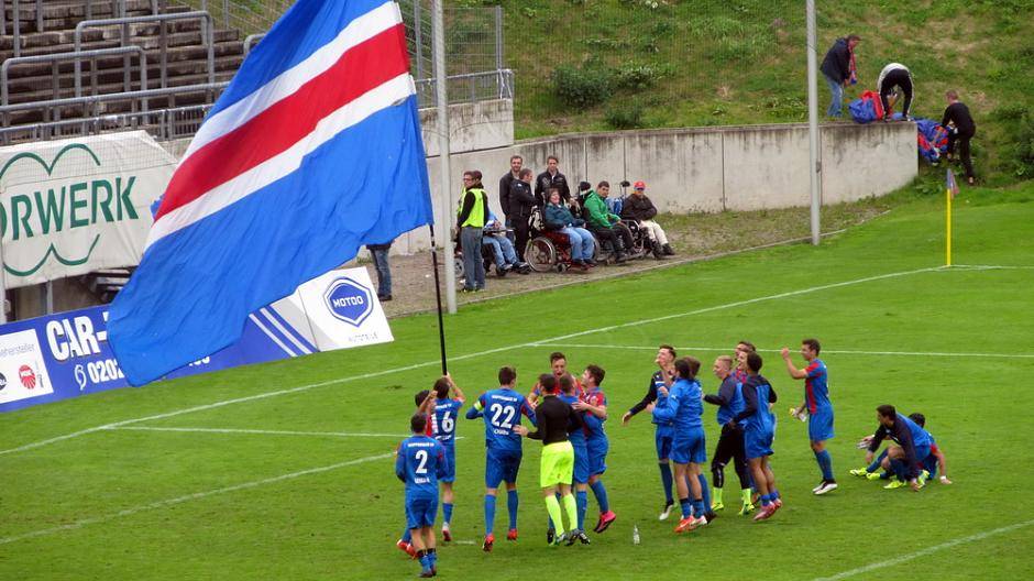 Ausgelassen tanzten die WSV-Spieler auf dem...