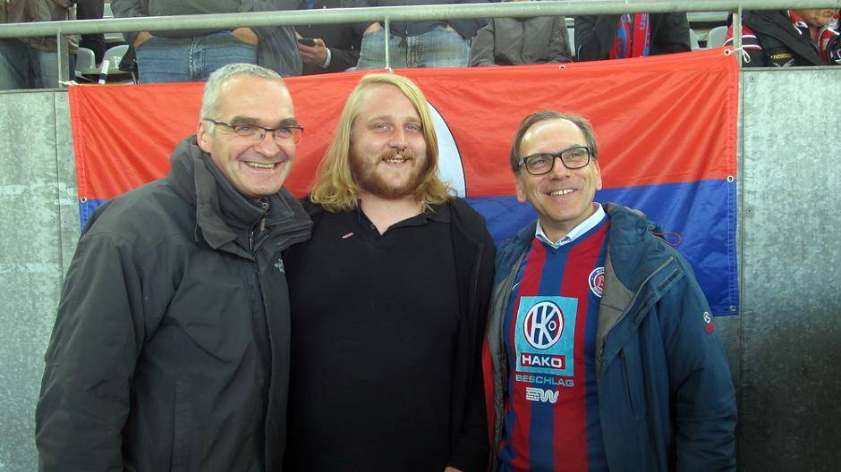 Fußball-Koalition: Björn "Hose" Werner (Mi., "Die Partei") und Andreas Mucke (re.,...