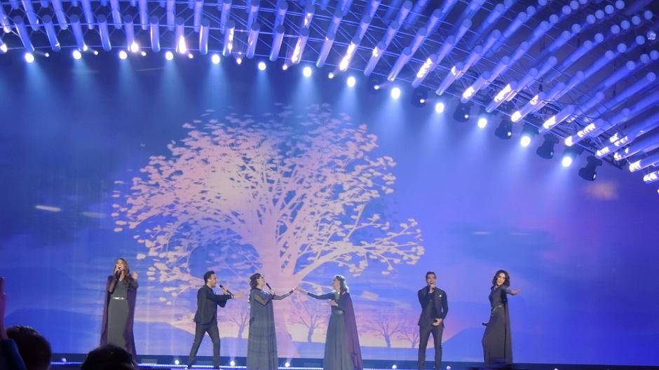 Die Armenier treten als Zweite auf nach den Moldawiern. Deren Show gefiel mir nicht so...