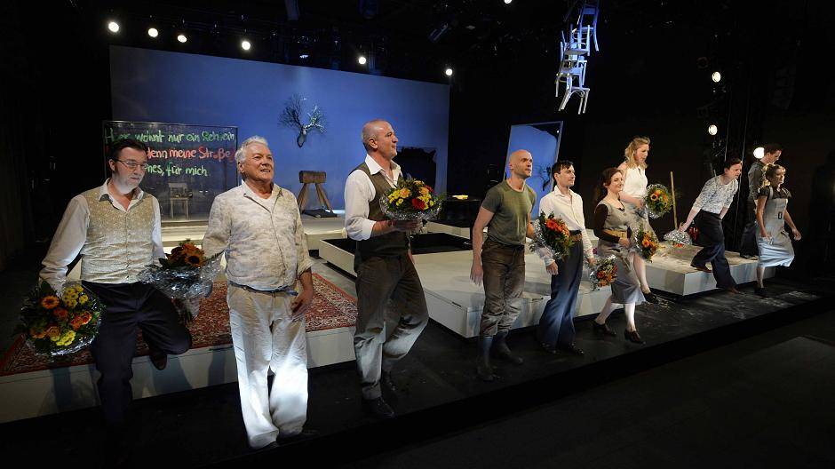 ...freut sich über Blumen beim...