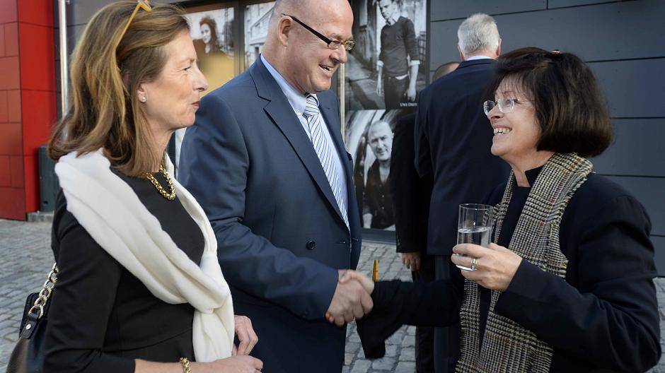 Schauspielintendantin Susanne Abbrederis im Gespräch mit dem Ehepaar...