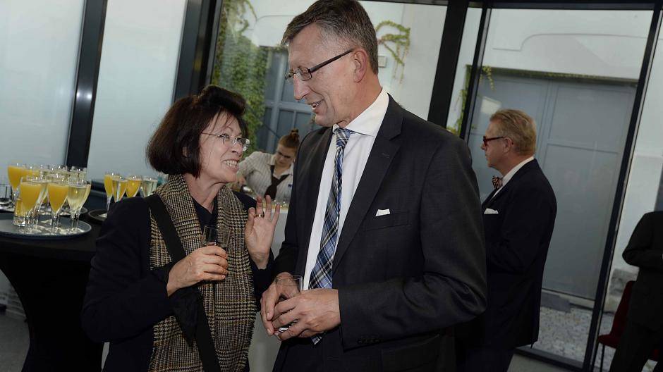 Susanne Abbrederis im Gespräch mit Kulturdezernent Matthias...