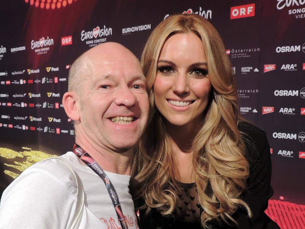 Was für eine hübsche Frau! Was für eine geniale Showeinlage machen die Spanier heute...