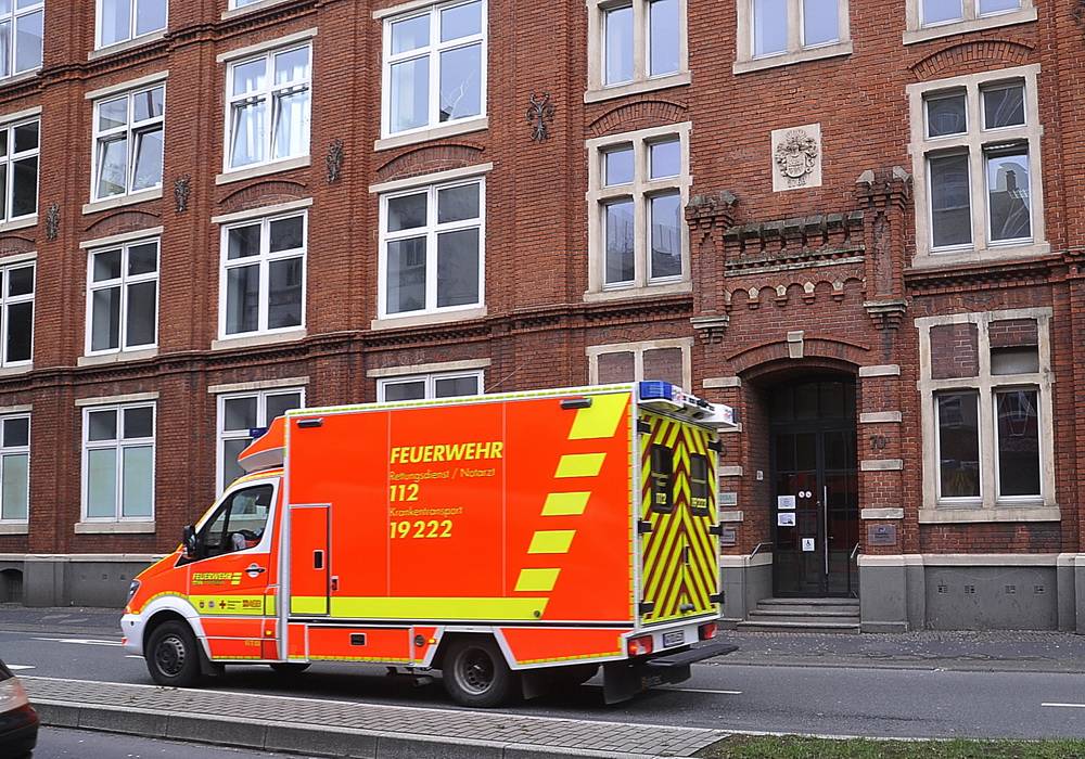 Der Krankenwagen vor dem Gebäude des