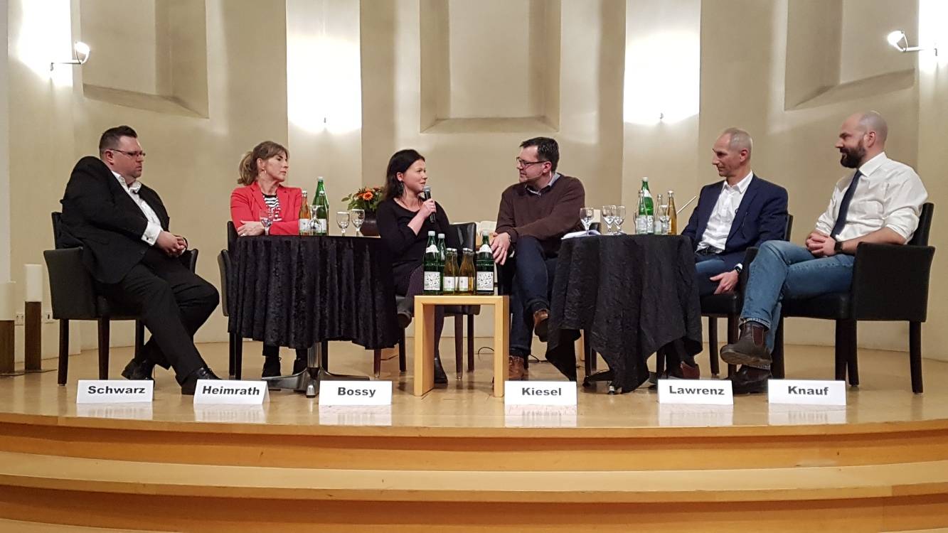  Die Talkgäste: Thomas Schwarz (wissenschaftl. Mitarbeiter der Ratsfraktion “Tierschutz Freier Wähler” in Düsseldorf), Suzanne Heimrath (Tierschützerin und Aktivistin), Nina Bossy (Journalistin), Marcus Kiesel (Moderator), Arne Lawrenz (Zoodirektor) und Sascha Knauf (Infektionsbiologie am deutschen Primatenzentrum).  