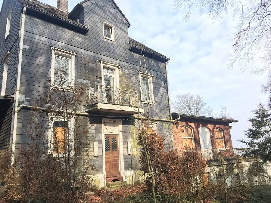  Das Anwesen auf der Kaiserhöhe bietet 900 Quadratmeter für eine Gastronomie und eine Eigentümerwohnung von 200 Quadratmetern. Die Terrasse alleine ist schon rund 100 Quadratmeter groß. 