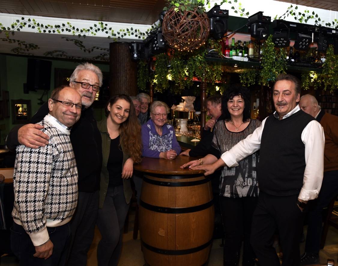  Dass hier gute Stimmung herrscht, merkt man sofort. Wirt Lampros Kemalis (rechts), seine Frau Ute (Zweite von rechts) sowie ihre Tochter Katja Meier (Dritte von links) fühlen sich in ihrem „Kneipchen“ genauso wohl wie ihre zahlreichen Stammgäste. Das Lokal am Werther Hof in der Barmer Innenstadt liefert den lebendigen Beweis dafür, dass Wuppertals Eckkneipen-Szene immer noch richtig lebendig ist. 