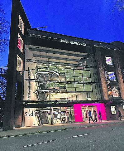 James Bond feiert das Tanztheater