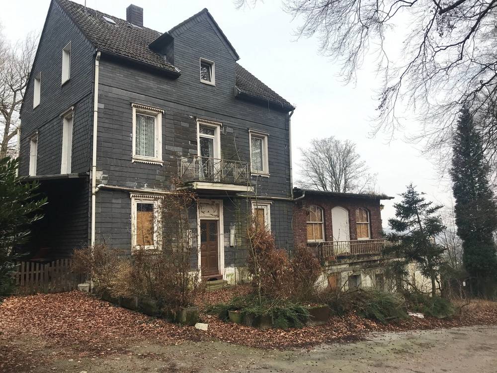  Das Anwesen auf der Kaiserhöhe bietet 900 Quadratmeter für eine Gastronomie und eine Eigentümerwohnung von 200 Quadratmetern. Die Terrasse alleine ist schon rund 100 Quadratmeter groß. 