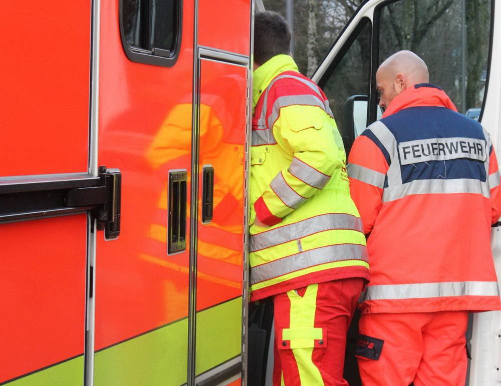 Mann stürzt auf das Wupperufer