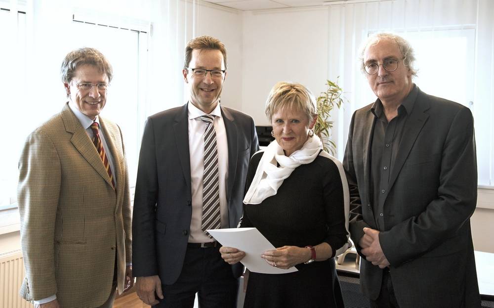  Prof. Dr. Michael Scheffel (li., Prorektor für Forschung, Drittmittel und Graduiertenförderung), Uni-Rektor Prof. Dr. Lambert T. Koch (2.v.li.) und Prof. Dr. Peter Imbusch (Dekan der Fakultät für Human- und Sozialwissenschaften) übergaben Prof. Dr. Doris Bühler-Niederberger die Ehrenurkunde. 
