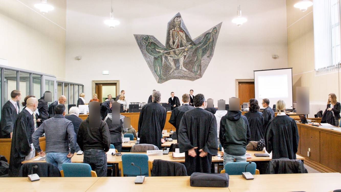  Verhandlung des Landgerichts fand im Schwurgerichtssaal statt. Auf der Leinwand spielten die Richter Aufnahmen der Überwachungsaktion der Polizei vor. 