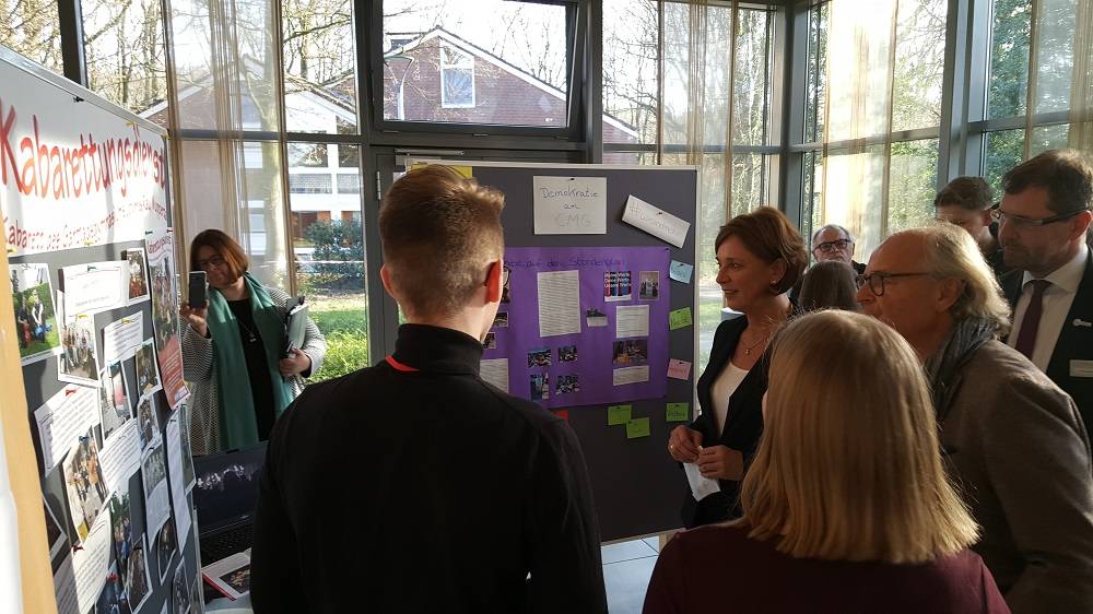 Kabarettungsdienst trifft NRW-Schulministerin Gebauer