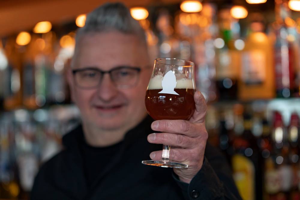  Klaus Steinbeck ist stolz auf sein eigenes „Locke“-Logo, das auf Gläsern, Hockern und den Fenstern prangt. 