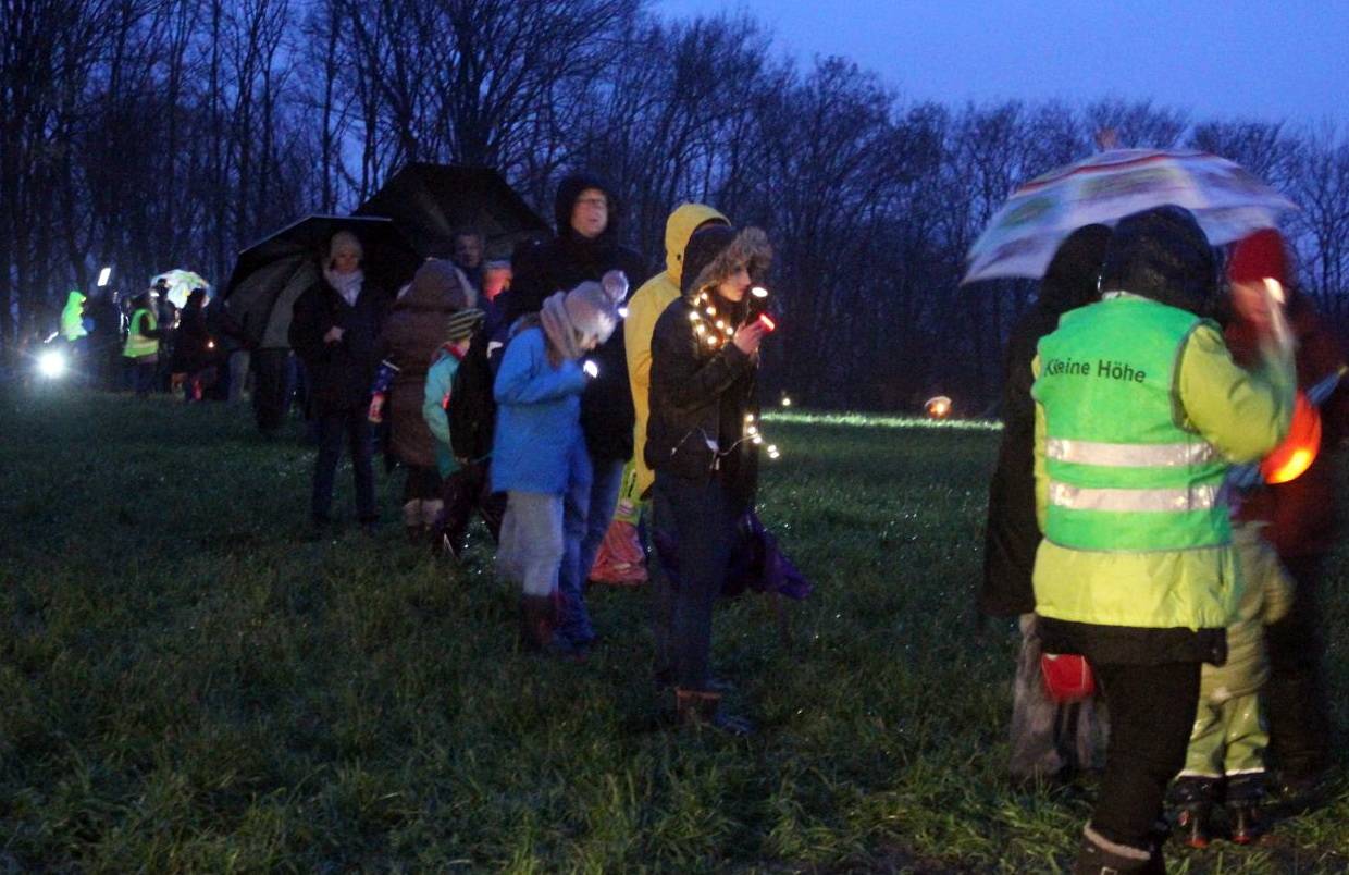  Trotz des strömenden Regens kamen viele Bürgerinnen und Bürger zur Kleinen Höhe. 