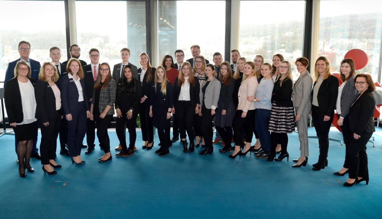  Gruppenbild über den Dächern der Stadt im Sparkassen-Turm am Islandufer. 