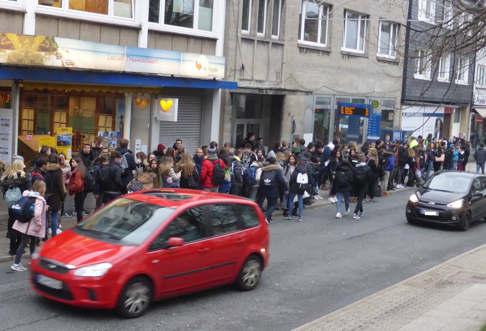  „Volles Haus“ im Stadtteilzentrum: Mittwochnachmittag an der Bushaltestelle Ronsdorf Markt. 