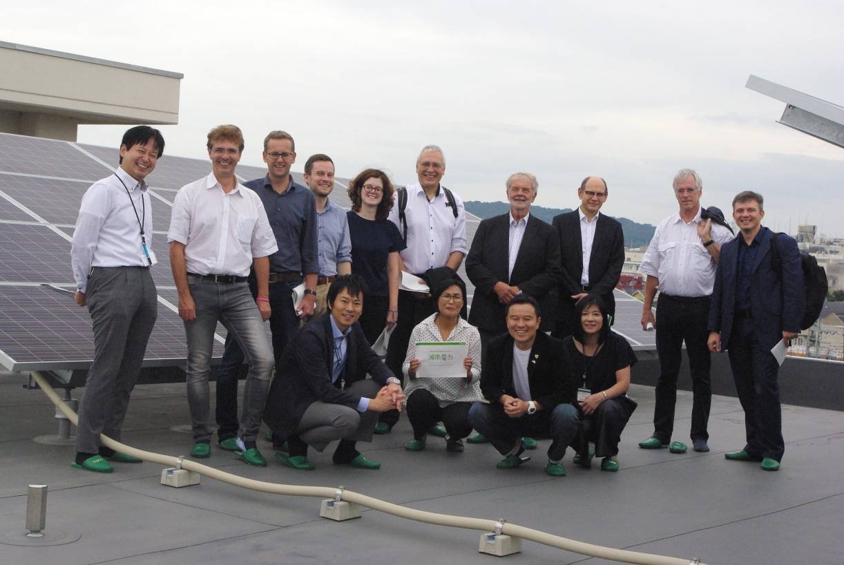  Auch Vor-Ort-Info-Besuche in Japan gehören zum „Exportschlager deutsches Stadtwerke-System“. Unser Bild zeigt ein solches Treffen in der japanischen Stadt Odawara. Links Oliver Wagner, mit dabei war auch der frühere Präsident des Wuppertal Institutes Peter Hennicke (Vierter von rechts). 