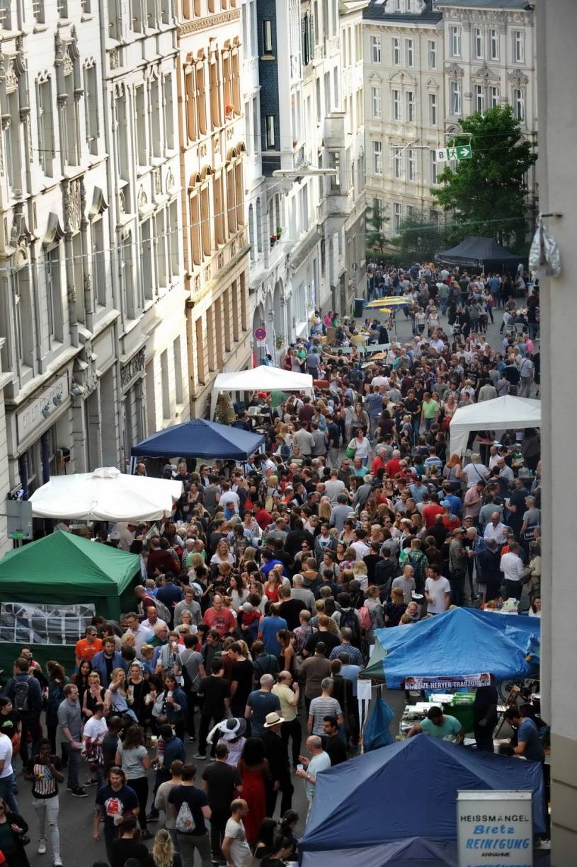  Ein gewohnter Anblick, der Wuppertal (hoffentlich) erhalten bleibt: Menschenmengen in der Nordstadt beim Ölbergfest. 