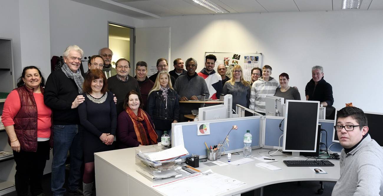  Stadtführer Hürgen Holzhäuser (2.v.li.) mit der "proviel"-Gruppe in der Rundschau-Redaktion. 