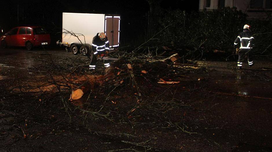 Sturm sorgt für Straßensperrung