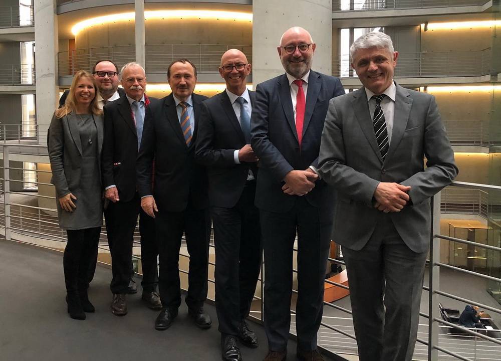  Von li.: Nicole Borninghoff (Aktionsbündnis), Sven Wiertz (Kämmerer Remscheid), Andreas Ziegler (Aktionsbündnis), Manfred Todtenhausen (FDP, Wuppertal), Ulrich Scholten (OB Mülheim a. d. Ruhr), Dr. Johannes Slawig (Kämmerer Wuppertal), Dr. Bernhard Matheis (Bürgermeister Pirmasens). 