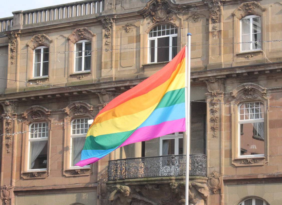  Die Regenbogenfahre, das Symbol der Bewegung, wehte vor dem Rathaus. 