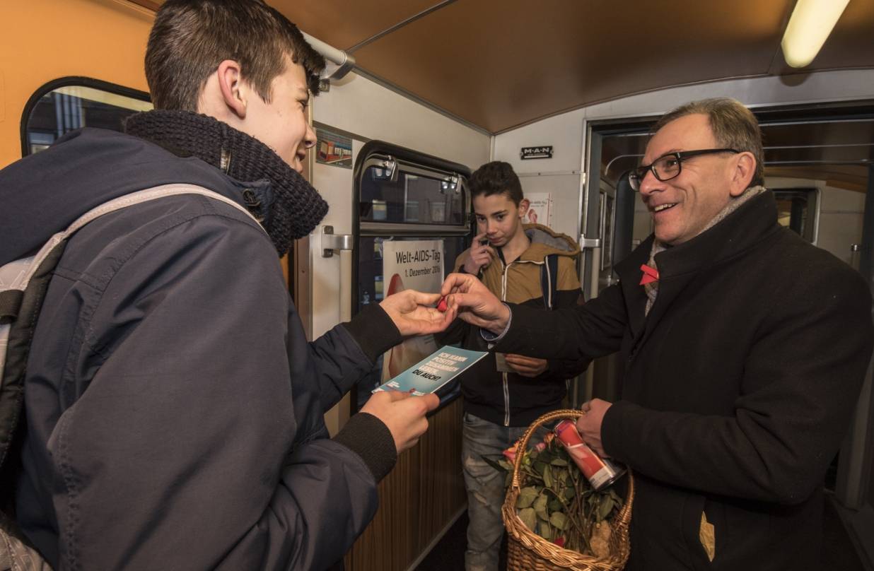  OB Andreas Mucke während des Welt-AIDS-Tages 2016 in der Schwebebahn in Aktion.  