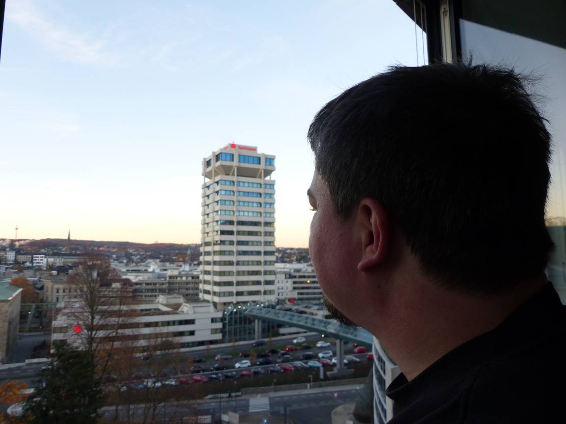  Roman K. blickt auf Wuppertal. Lange hat er die reale Welt nicht richtig wahrgenommen. 