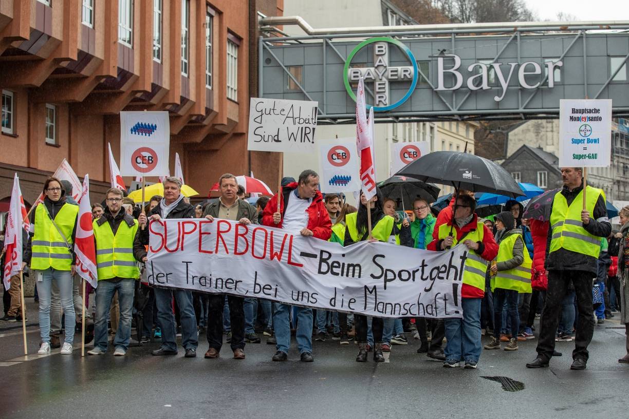 750 Stellen sollen wegfallen: Jusos Wuppertal kritisieren Stellenabbau bei Bayer