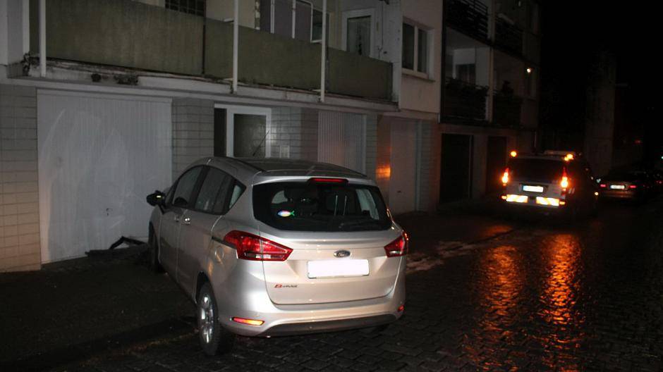 Gegen die Hauswand gekracht